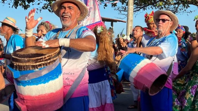Em fotos: cortejo cultural faz história na beira-mar de Barra do Sahy