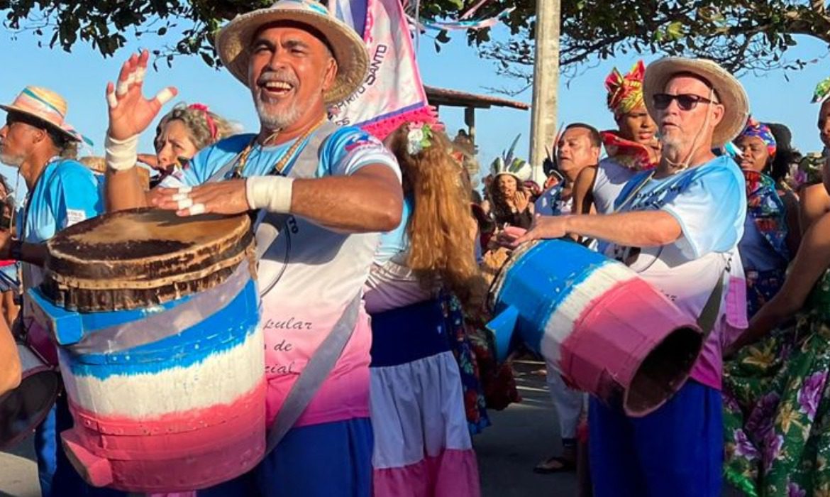 Em fotos: cortejo cultural faz história na beira-mar de Barra do Sahy