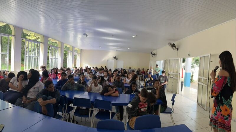Alunos do Centro Municipal de Educação Básica de Tempo Integral (CMEBTI) Esther Nascimento dos Santos recebem palestra sobre alimentação saudável