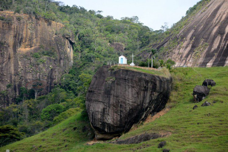 A Fé que Ergue Montanhas: A Comovente História da Igrejinha da Pedra Petra em Ibiraçu