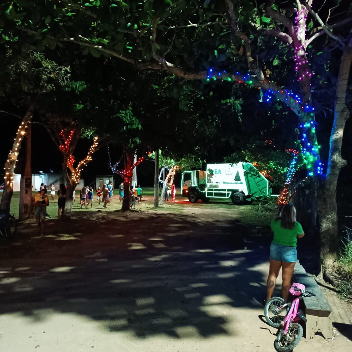 O Desfile Mágico da S.A. Ambiental Ilumina Noites de Natal em Aracruz