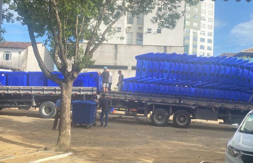 Prefeitura de Aracruz Distribui Mais de 100 Contêineres de Lixo ao Longo da Orla e no Residencial Barra do Riacho