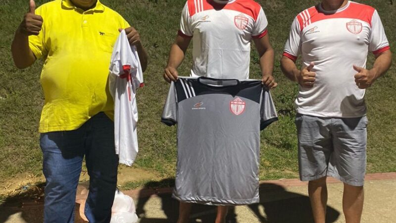 Federação das Associações de Moradores de Aracruz (FAMA) realiza doação de camisas ao Náutico Futebol Clube de Santa Cruz em gesto de solidariedade