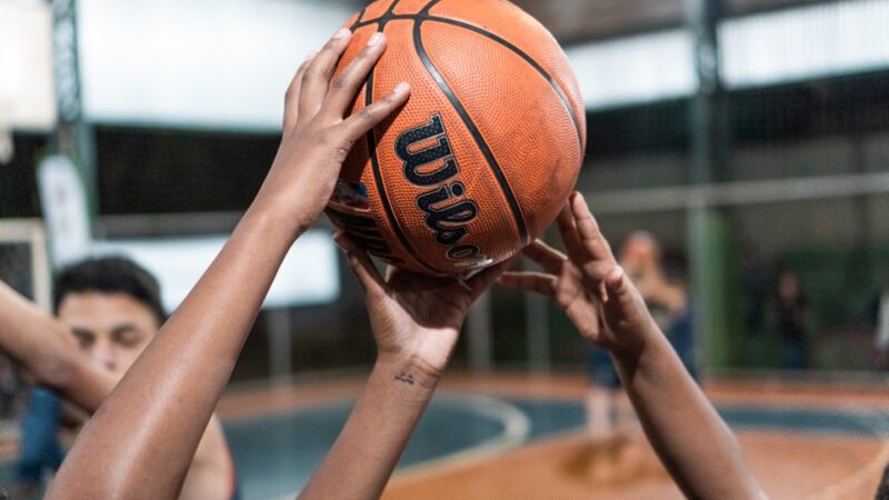 Parceria Firmada para Promoção do Basquetebol na Escola Municipal Paulo Freire pelo Instituto Anderson Varejão