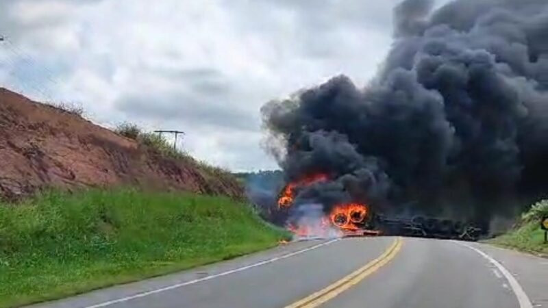 Acidente em Assombro – Aracruz: BR 101 Totalmente Interditada após Carreta Tombar e Pegar Fogo