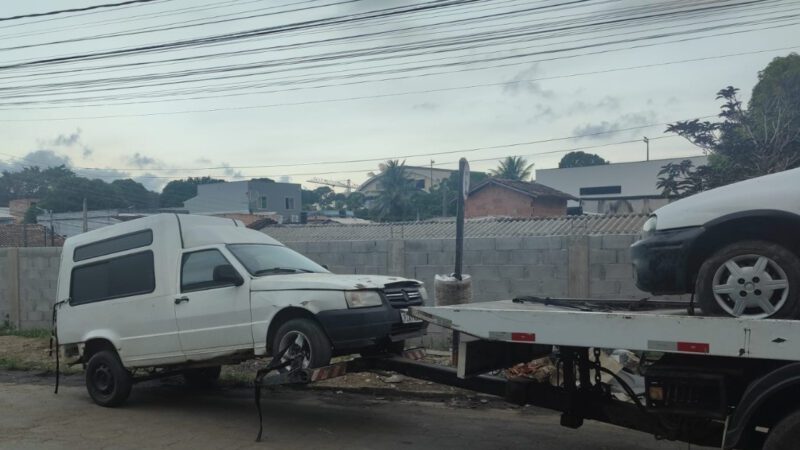 Veículos abandonados nas ruas da cidade são recolhidos em ação conjunta da Prefeitura e Polícia Militar