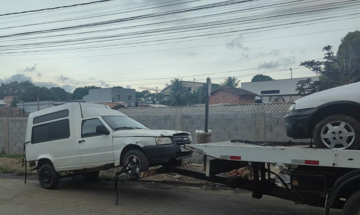 Veículos abandonados nas ruas da cidade são recolhidos em ação conjunta da Prefeitura e Polícia Militar