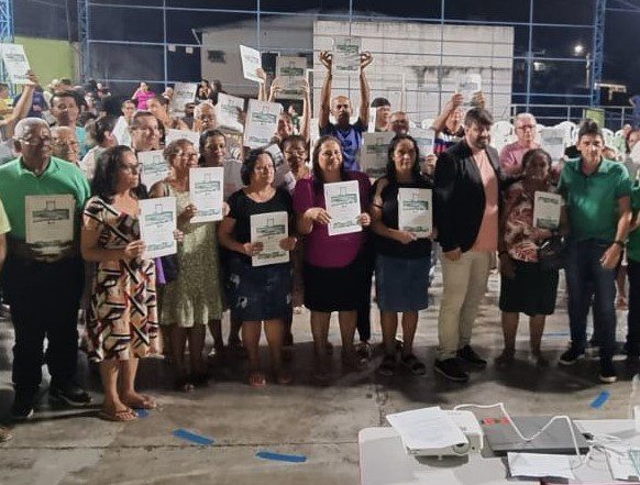 Moradores do bairro Cristal recebem escrituras registradas da Prefeitura de João Neiva