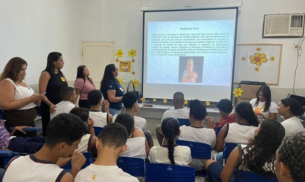 Escolas da Rede Municipal de Ensino recebem ações de combate à violência sexual contra crianças e adolescentes durante o Maio Laranja