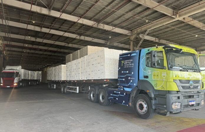 Primeiro caminhão elétrico de alta capacidade da Suzano começa a operar em Aracruz