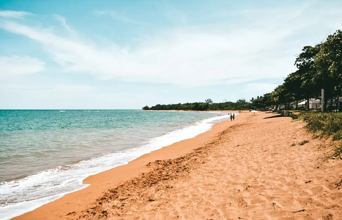 Praia do Coqueiral, em Aracruz, é Destaque em Pesquisa sobre Microplásticos