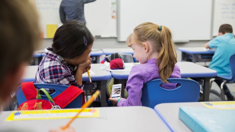 Nova Lei Federal Proíbe Celulares nas Escolas e Aracruz Seguirá Diretriz com Diálogo e Conscientização